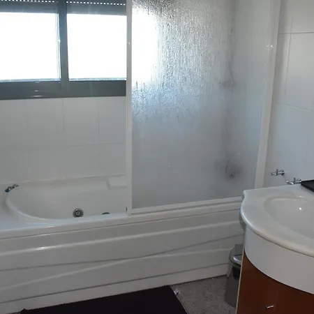 Casa De Familiar 4 Quartos E Jardim Nyaraló