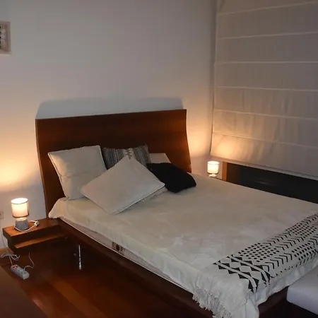 Casa De Familiar 4 Quartos E Jardim Nyaraló