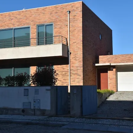 Casa De Familiar 4 Quartos E Jardim *