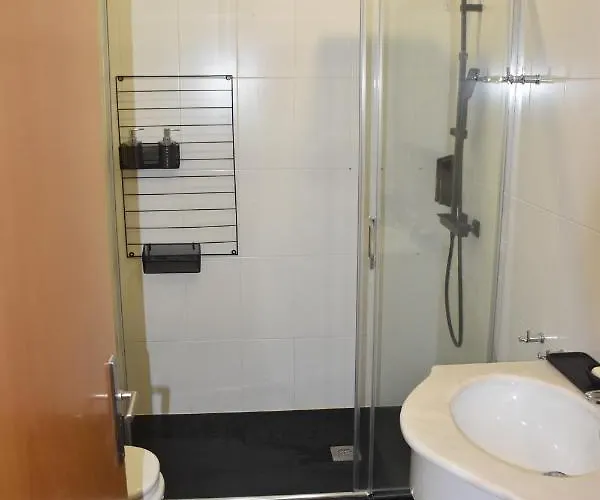 Casa De Familiar 4 Quartos E Jardim *