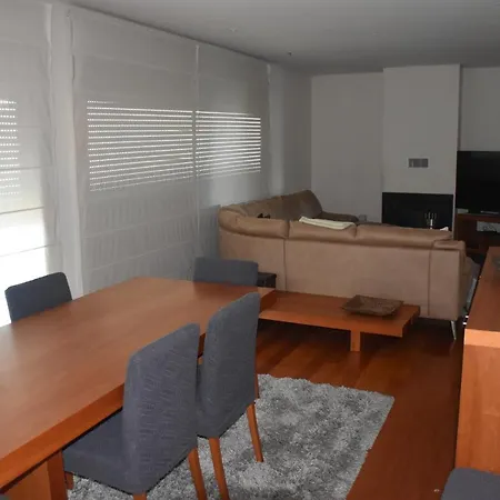 Casa de Férias Casa De Familiar 4 Quartos E Jardim