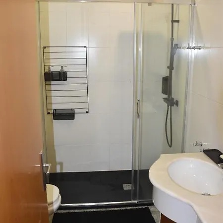 Casa De Familiar 4 Quartos E Jardim *