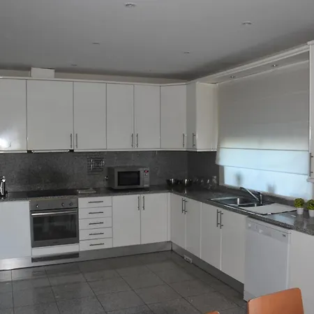 Casa De Familiar 4 Quartos E Jardim *