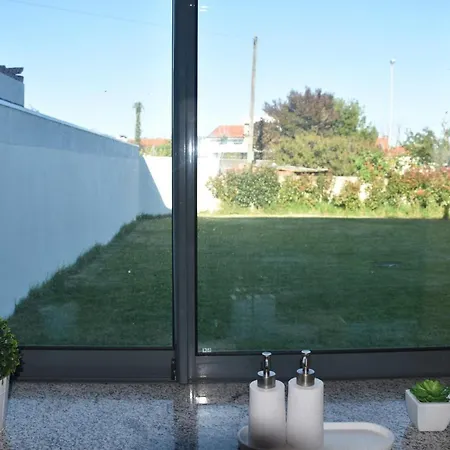 Casa De Familiar 4 Quartos E Jardim *