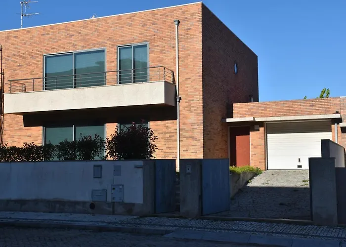 Casa De Familiar 4 Quartos E Jardim *