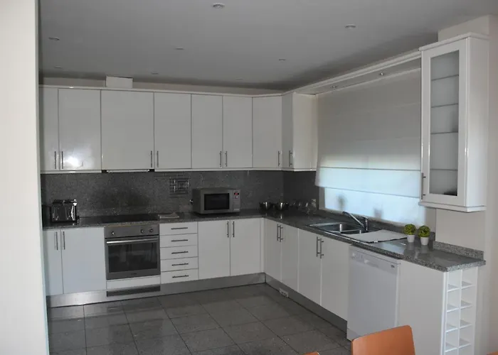 Casa De Familiar 4 Quartos E Jardim *